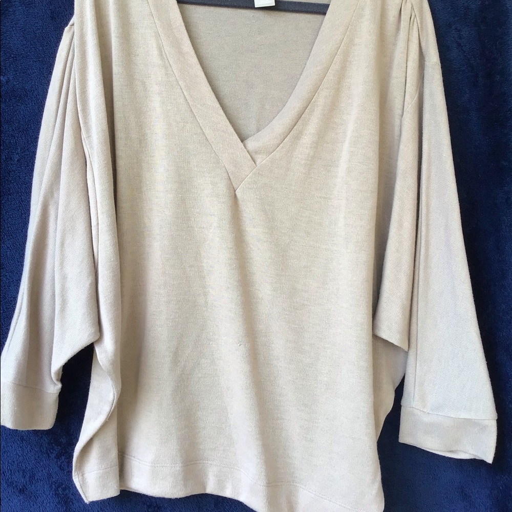 Chico’s beige v-neck pull over light weight sweater. Size 2-lg